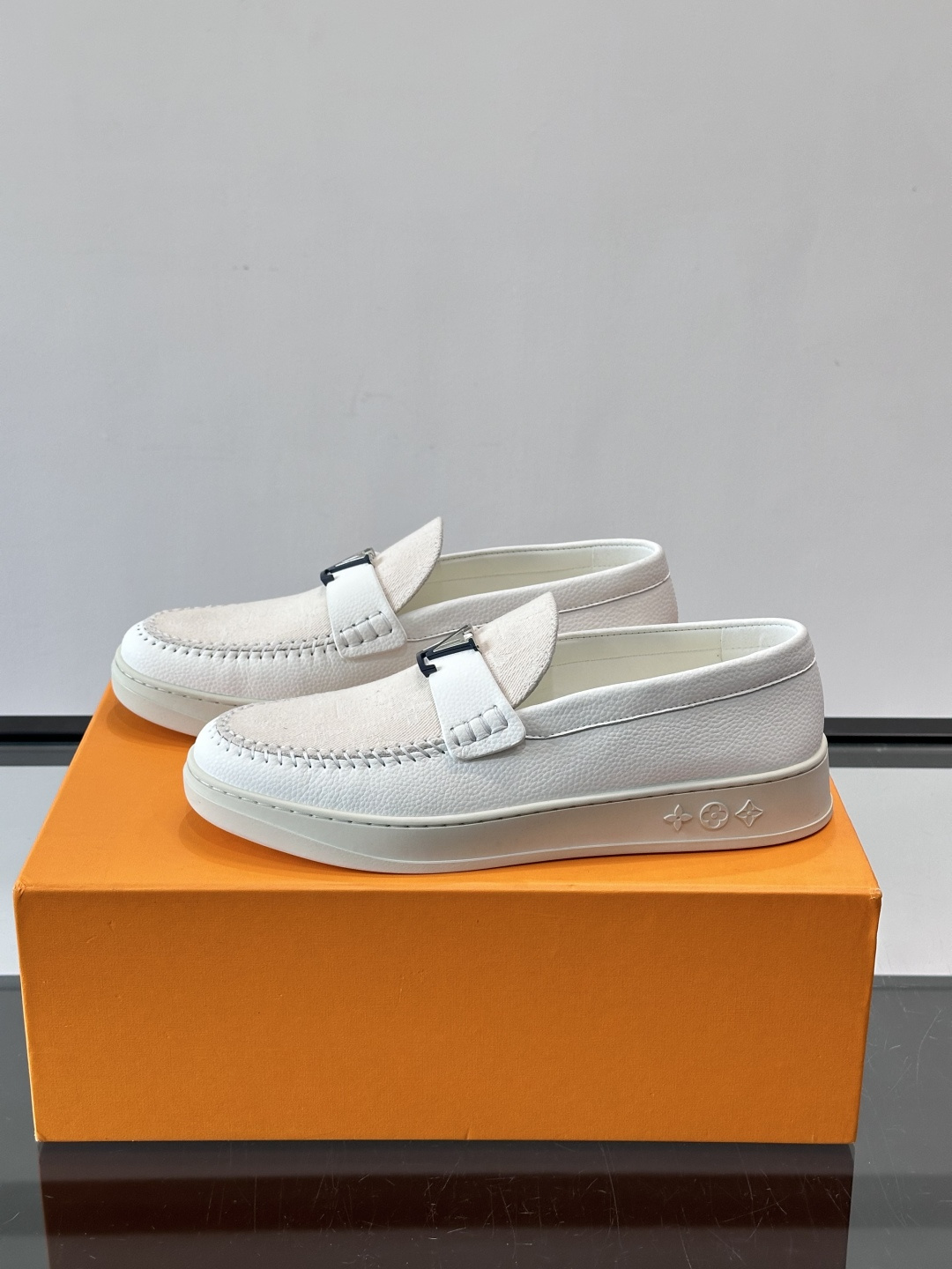 L.V Estate男士经典休闲乐福鞋，取材柔软牛仔面料➕牛皮革制成，营造休闲舒适体验。饰带点缀 LV 