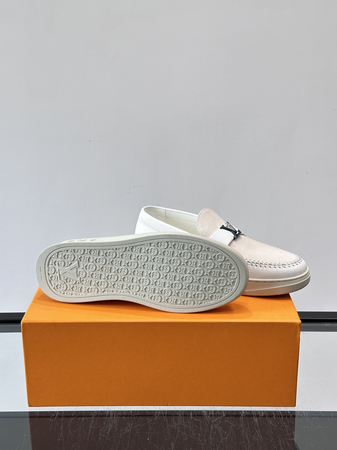 L.V Estate男士经典休闲乐福鞋，取材柔软牛仔面料➕牛皮革制成，营造休闲舒适体验。饰带点缀 LV 