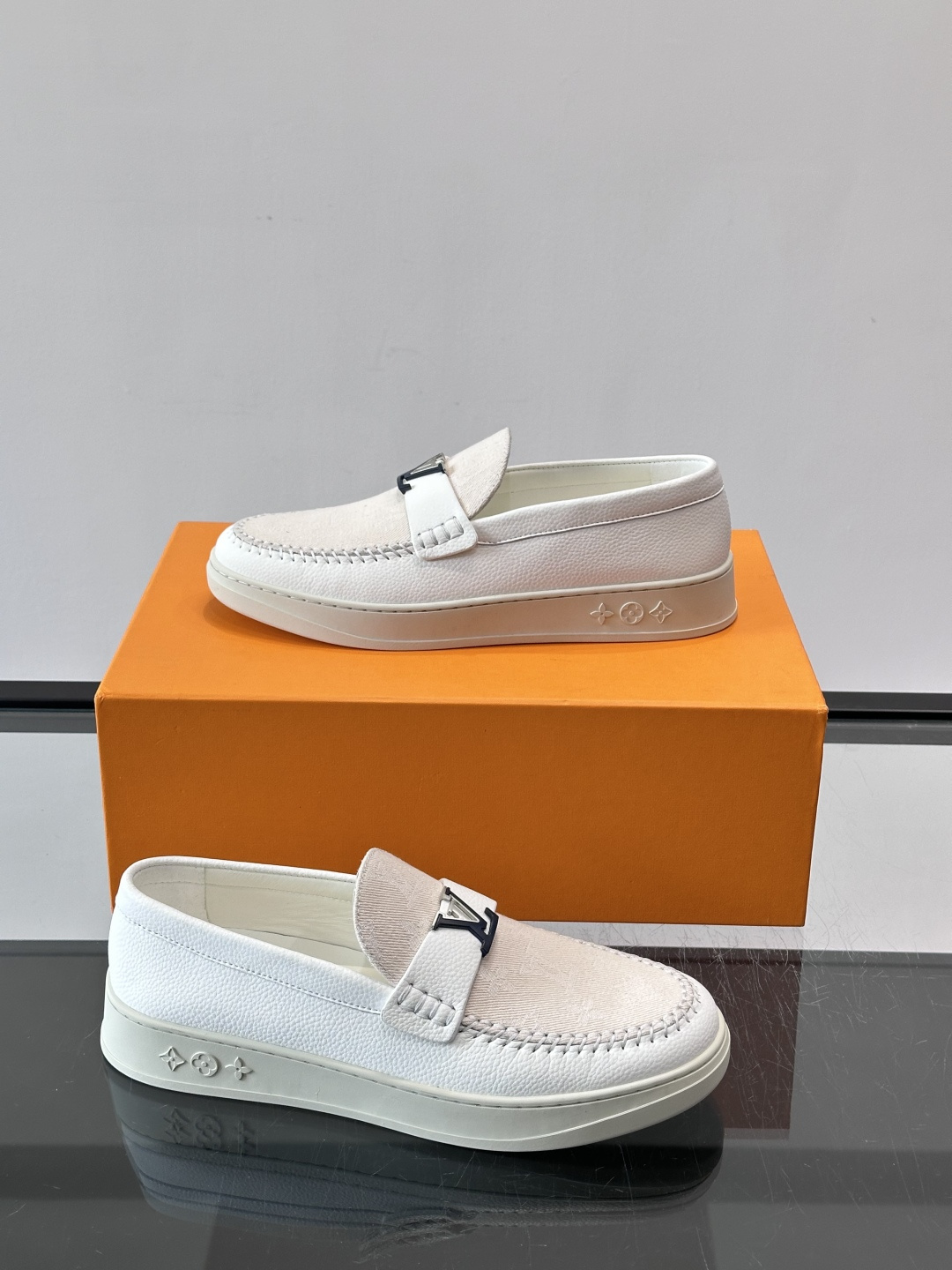 L.V Estate男士经典休闲乐福鞋，取材柔软牛仔面料➕牛皮革制成，营造休闲舒适体验。饰带点缀 LV 