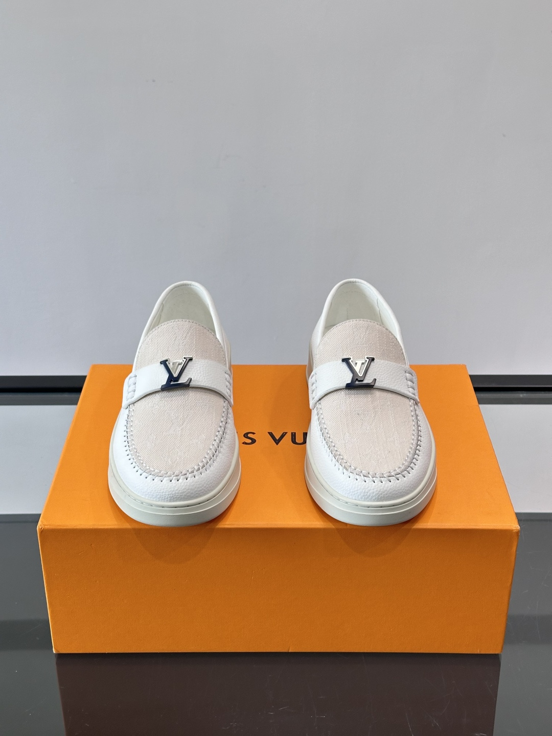 L.V Estate男士经典休闲乐福鞋，取材柔软牛仔面料➕牛皮革制成，营造休闲舒适体验。饰带点缀 LV 