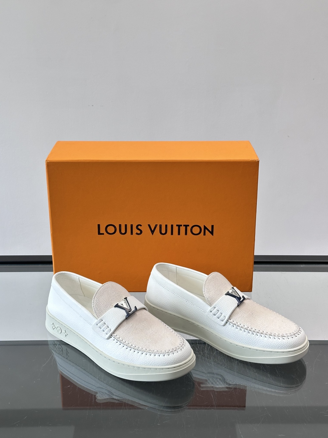 L.V Estate男士经典休闲乐福鞋，取材柔软牛仔面料➕牛皮革制成，营造休闲舒适体验。饰带点缀 LV 