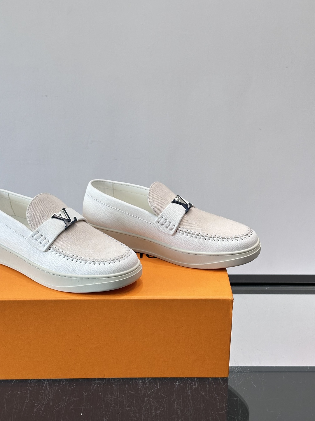 L.V Estate男士经典休闲乐福鞋，取材柔软牛仔面料➕牛皮革制成，营造休闲舒适体验。饰带点缀 LV 