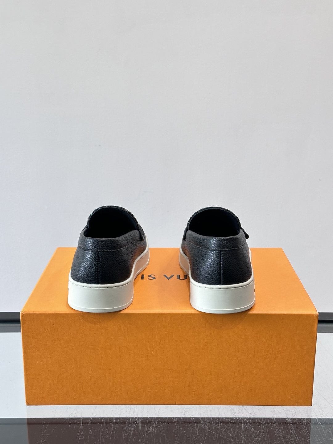 L.V Estate男士经典休闲乐福鞋，取材柔软牛仔面料➕牛皮革制成，营造休闲舒适体验。饰带点缀 LV 