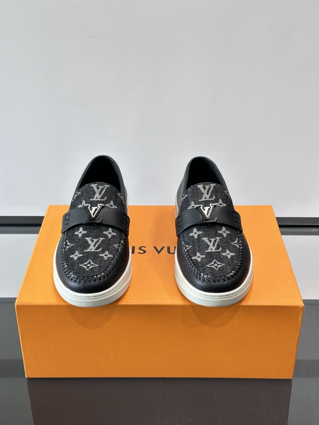 L.V Estate男士经典休闲乐福鞋，取材柔软牛仔面料➕牛皮革制成，营造休闲舒适体验。饰带点缀 LV 