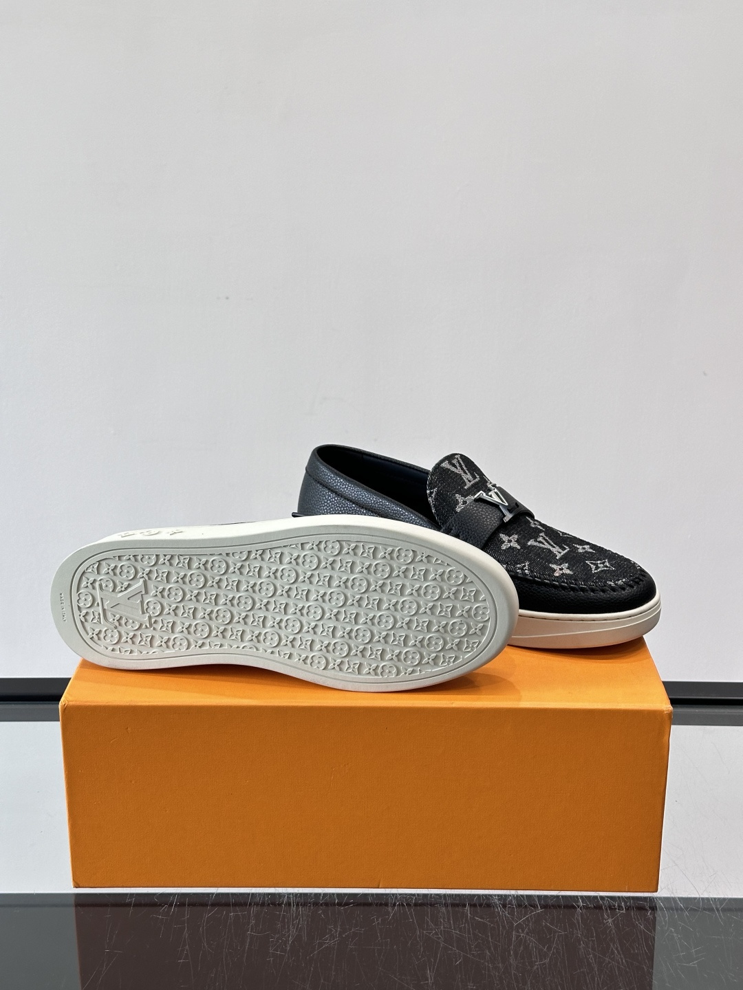 L.V Estate男士经典休闲乐福鞋，取材柔软牛仔面料➕牛皮革制成，营造休闲舒适体验。饰带点缀 LV 