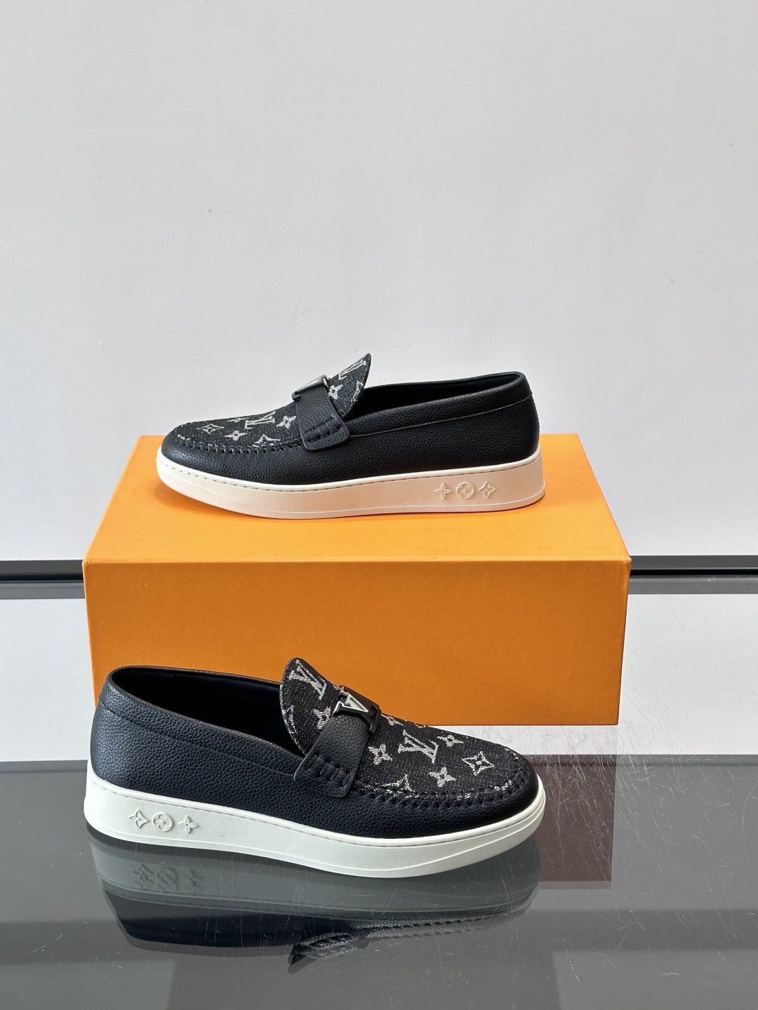 L.V Estate男士经典休闲乐福鞋，取材柔软牛仔面料➕牛皮革制成，营造休闲舒适体验。饰带点缀 LV 