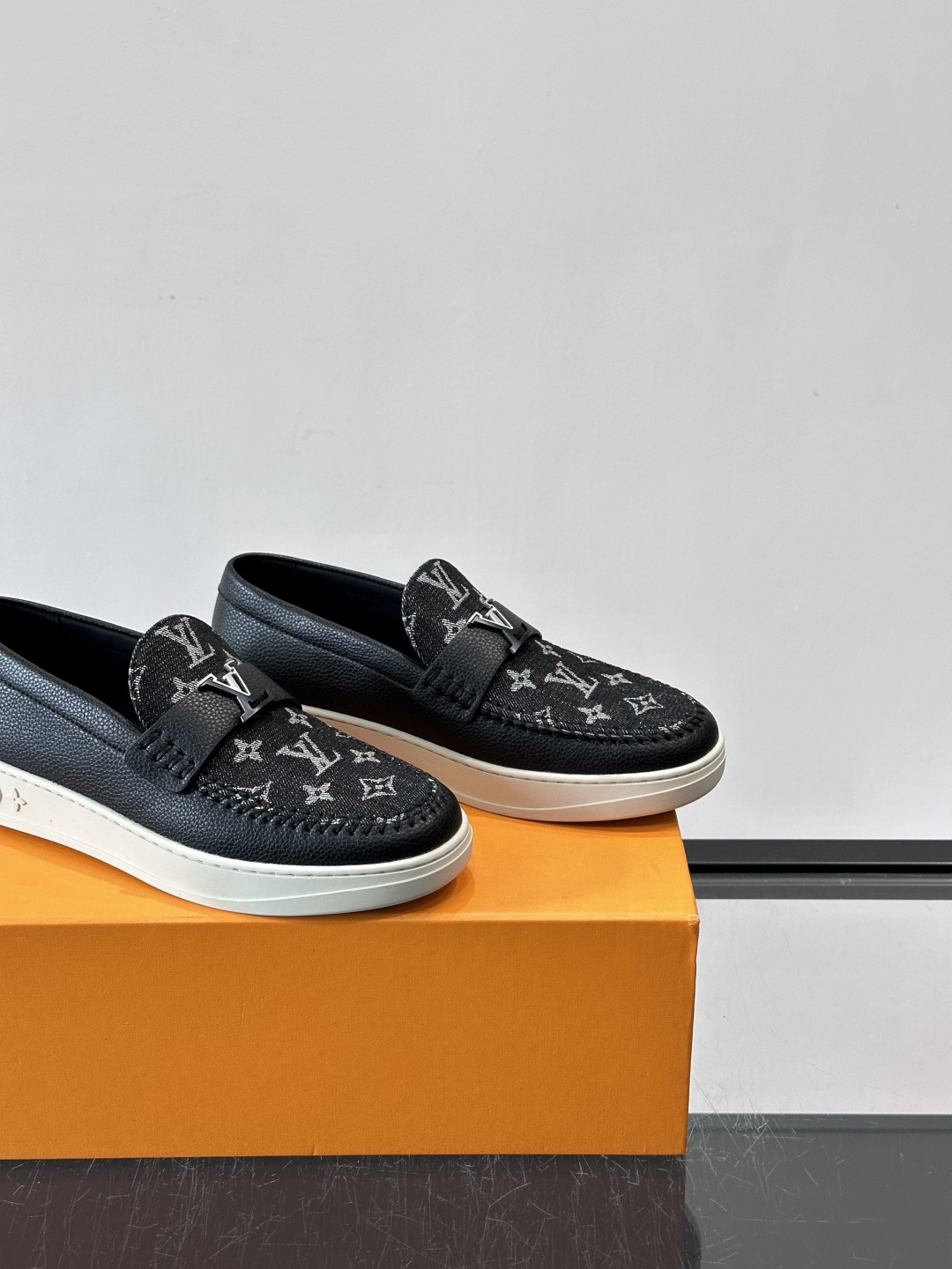 L.V Estate男士经典休闲乐福鞋，取材柔软牛仔面料➕牛皮革制成，营造休闲舒适体验。饰带点缀 LV 