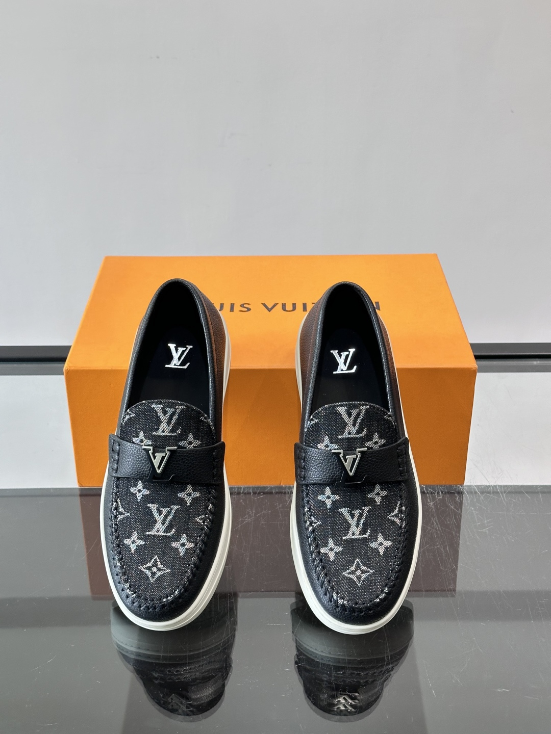 L.V Estate男士经典休闲乐福鞋，取材柔软牛仔面料➕牛皮革制成，营造休闲舒适体验。饰带点缀 LV 