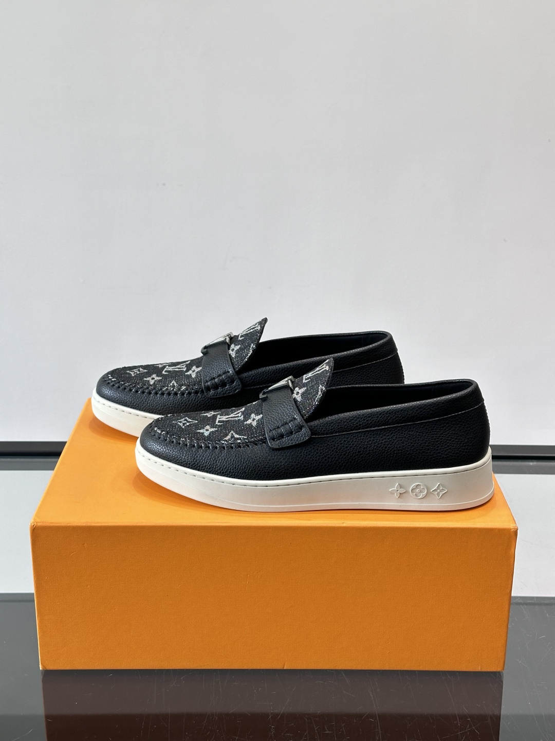 L.V Estate男士经典休闲乐福鞋，取材柔软牛仔面料➕牛皮革制成，营造休闲舒适体验。饰带点缀 LV 