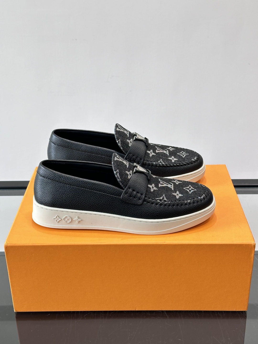 L.V Estate男士经典休闲乐福鞋，取材柔软牛仔面料➕牛皮革制成，营造休闲舒适体验。饰带点缀 LV 