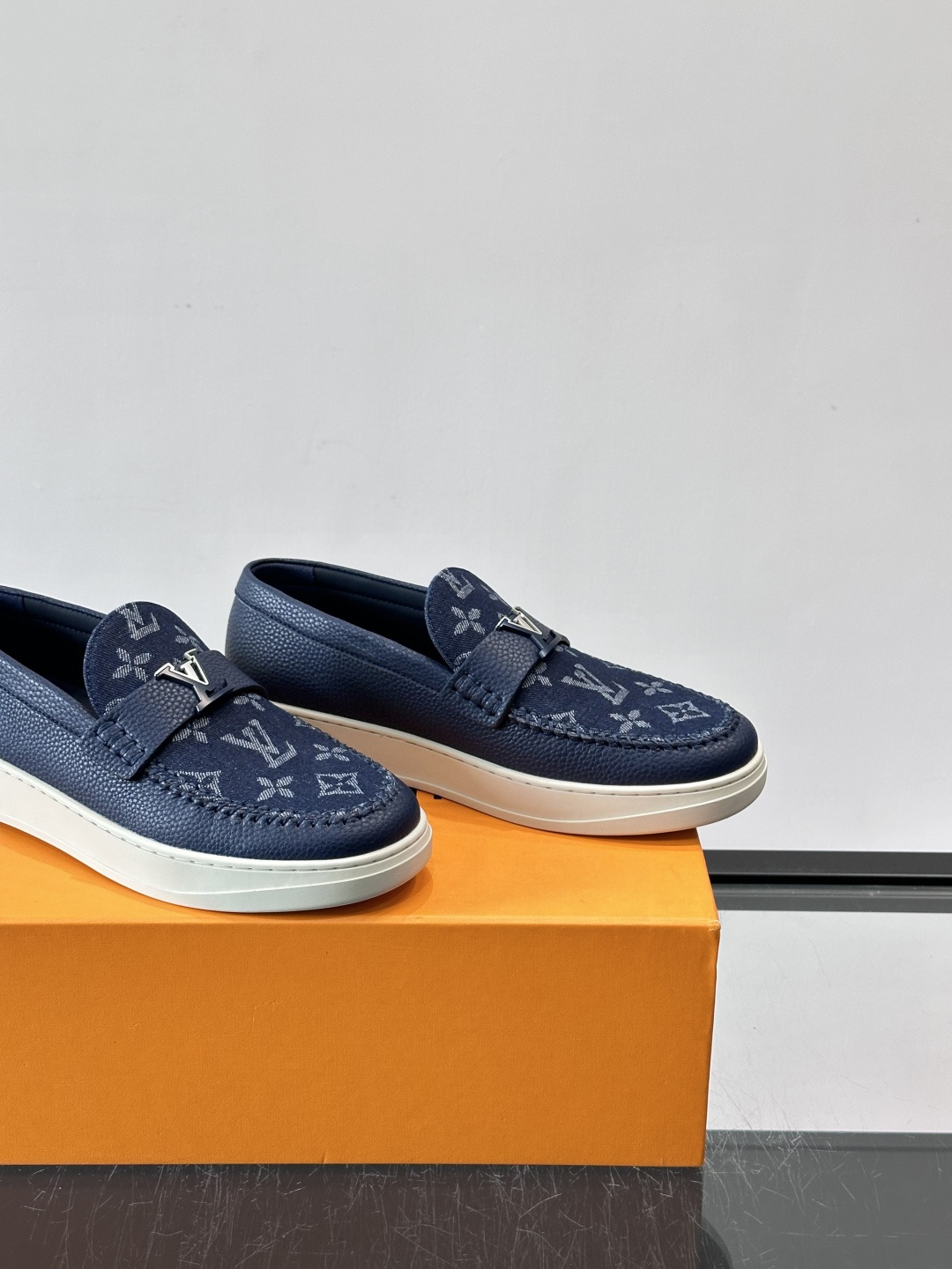 L.V Estate男士经典休闲乐福鞋，取材柔软牛仔面料➕牛皮革制成，营造休闲舒适体验。饰带点缀 LV 