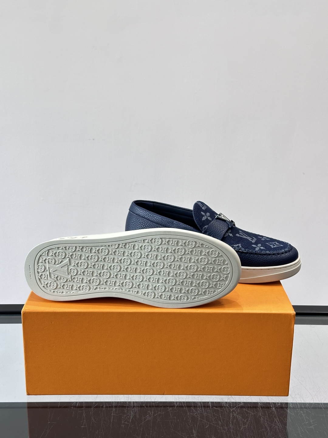 L.V Estate男士经典休闲乐福鞋，取材柔软牛仔面料➕牛皮革制成，营造休闲舒适体验。饰带点缀 LV 