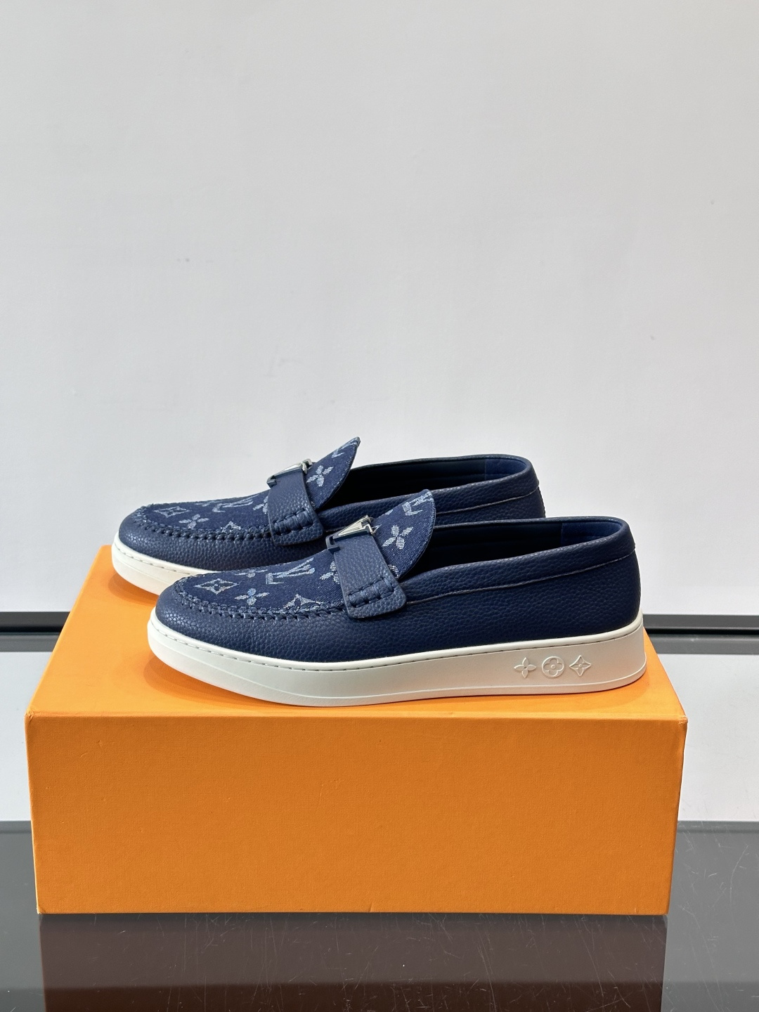 L.V Estate男士经典休闲乐福鞋，取材柔软牛仔面料➕牛皮革制成，营造休闲舒适体验。饰带点缀 LV 