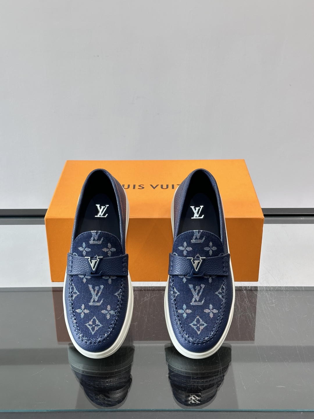 L.V Estate男士经典休闲乐福鞋，取材柔软牛仔面料➕牛皮革制成，营造休闲舒适体验。饰带点缀 LV 