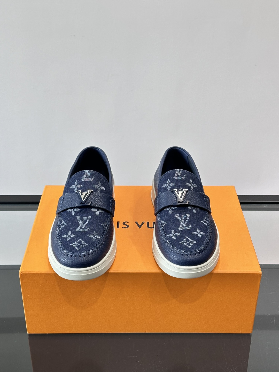 L.V Estate男士经典休闲乐福鞋，取材柔软牛仔面料➕牛皮革制成，营造休闲舒适体验。饰带点缀 LV 