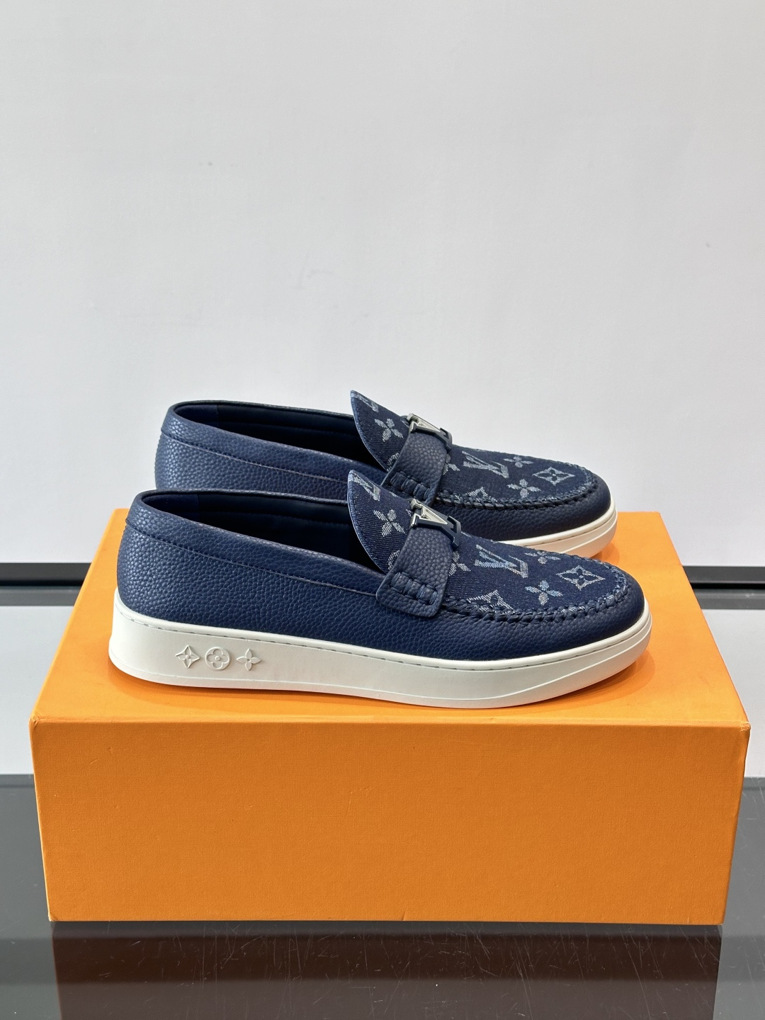 L.V Estate男士经典休闲乐福鞋，取材柔软牛仔面料➕牛皮革制成，营造休闲舒适体验。饰带点缀 LV 