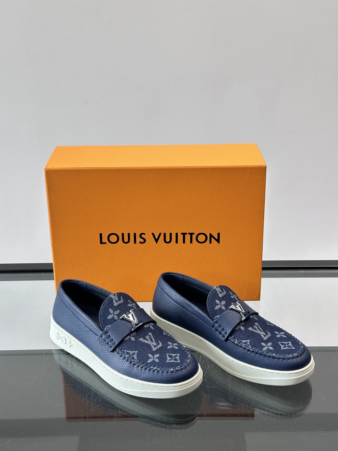 L.V Estate男士经典休闲乐福鞋，取材柔软牛仔面料➕牛皮革制成，营造休闲舒适体验。饰带点缀 LV 