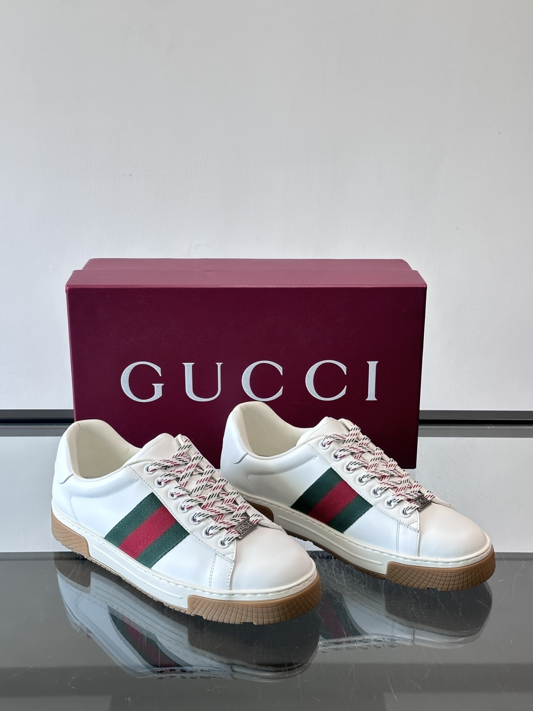 Gucci经典的复古运动鞋，采用麂皮鞋面，搭配品牌标志性的红绿织带，鞋带为红白格纹设计，鞋底为橡胶➕防滑