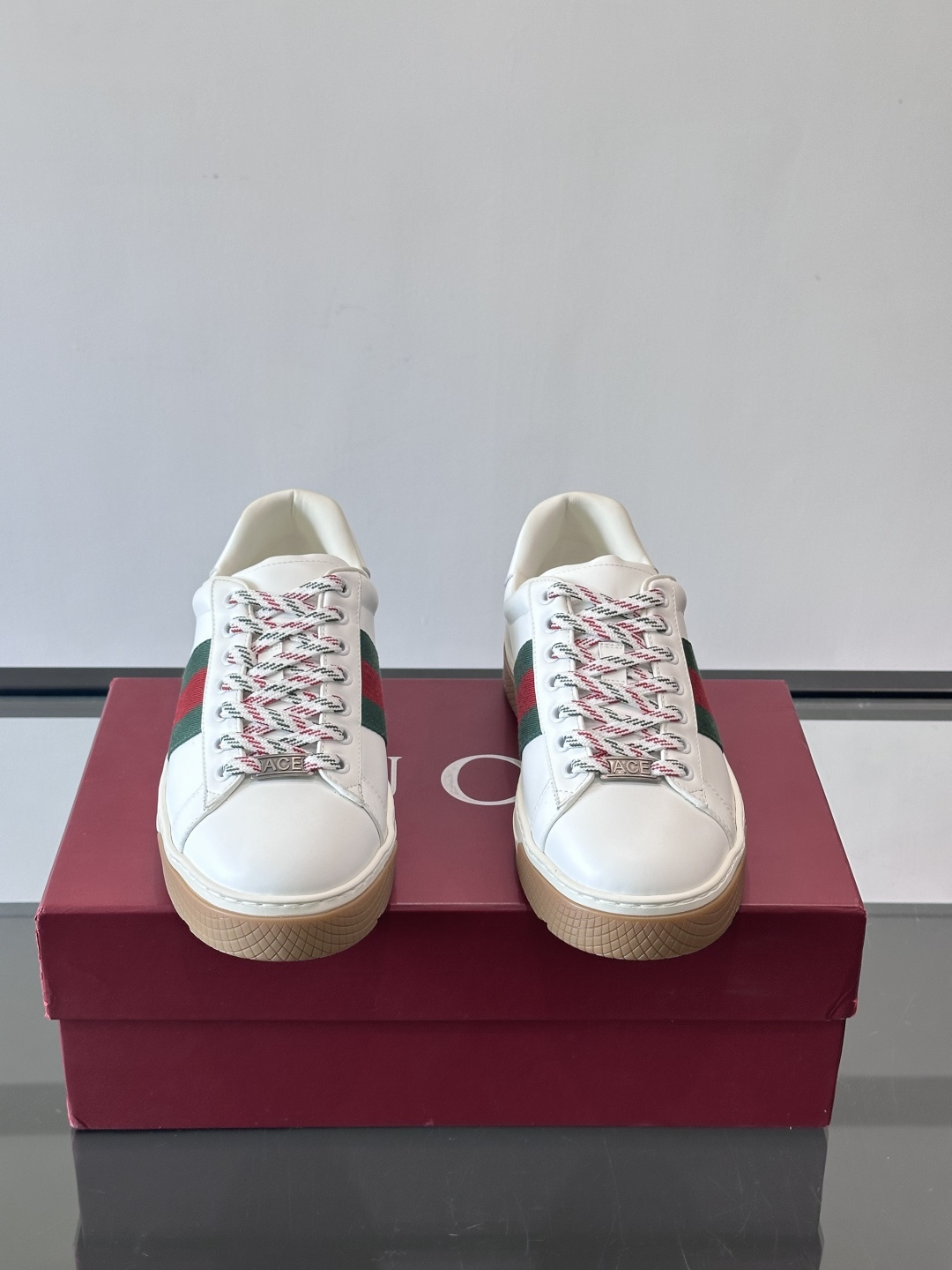 Gucci经典的复古运动鞋，采用麂皮鞋面，搭配品牌标志性的红绿织带，鞋带为红白格纹设计，鞋底为橡胶➕防滑