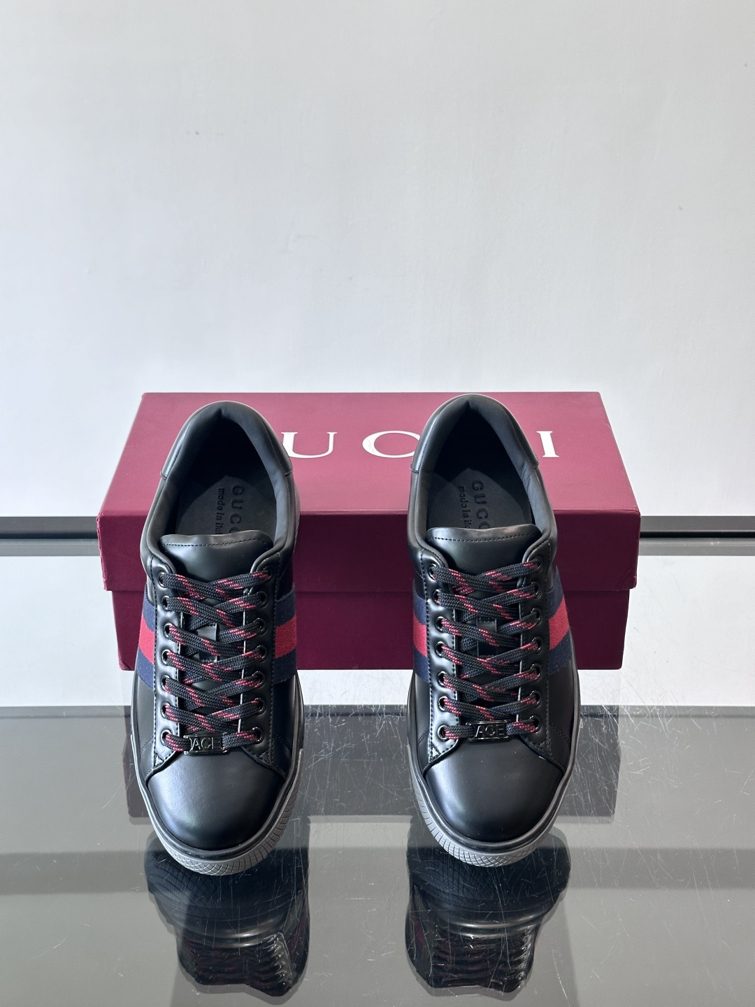 Gucci经典的复古运动鞋，采用麂皮鞋面，搭配品牌标志性的红绿织带，鞋带为红白格纹设计，鞋底为橡胶➕防滑