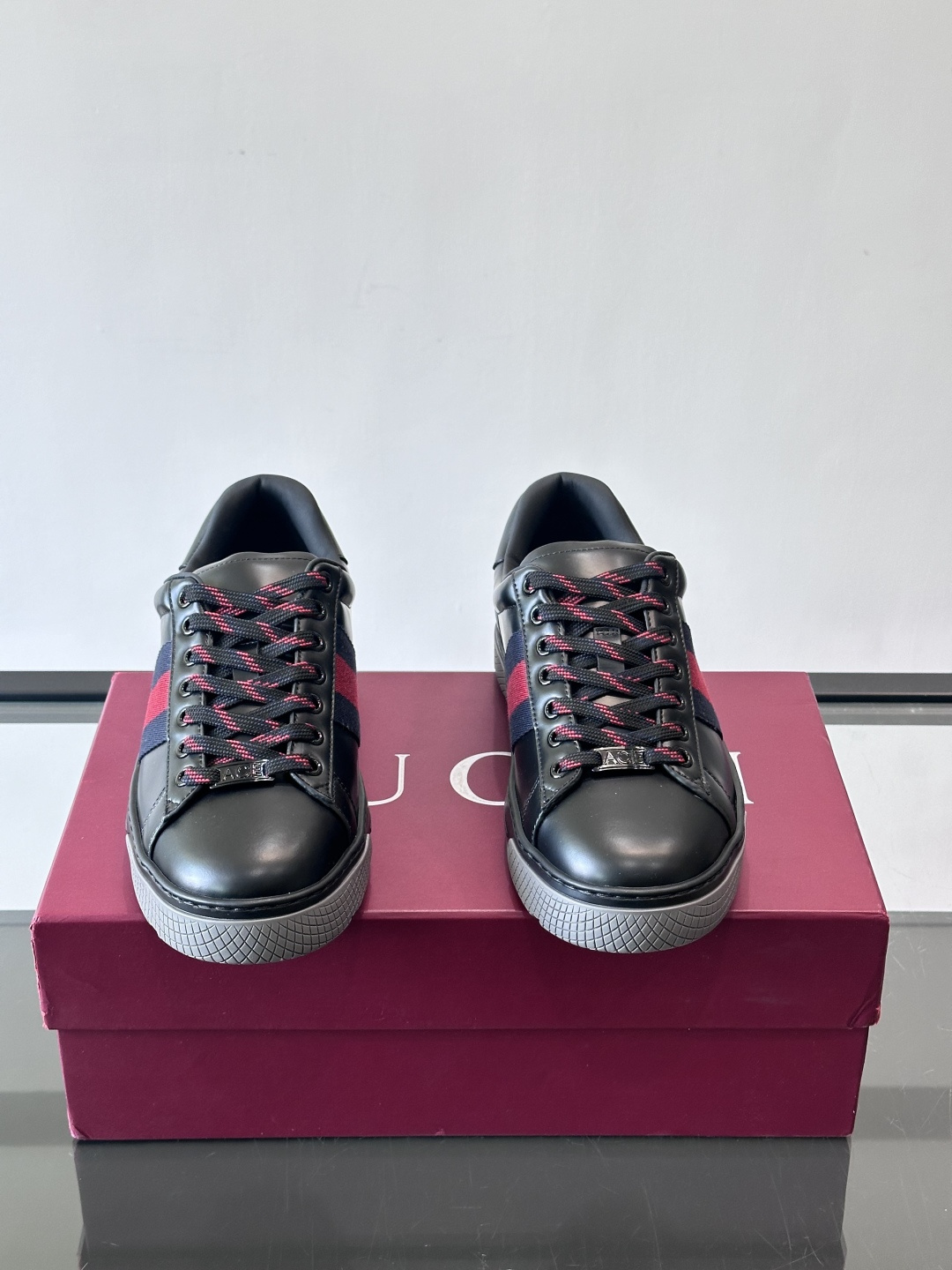 Gucci经典的复古运动鞋，采用麂皮鞋面，搭配品牌标志性的红绿织带，鞋带为红白格纹设计，鞋底为橡胶➕防滑