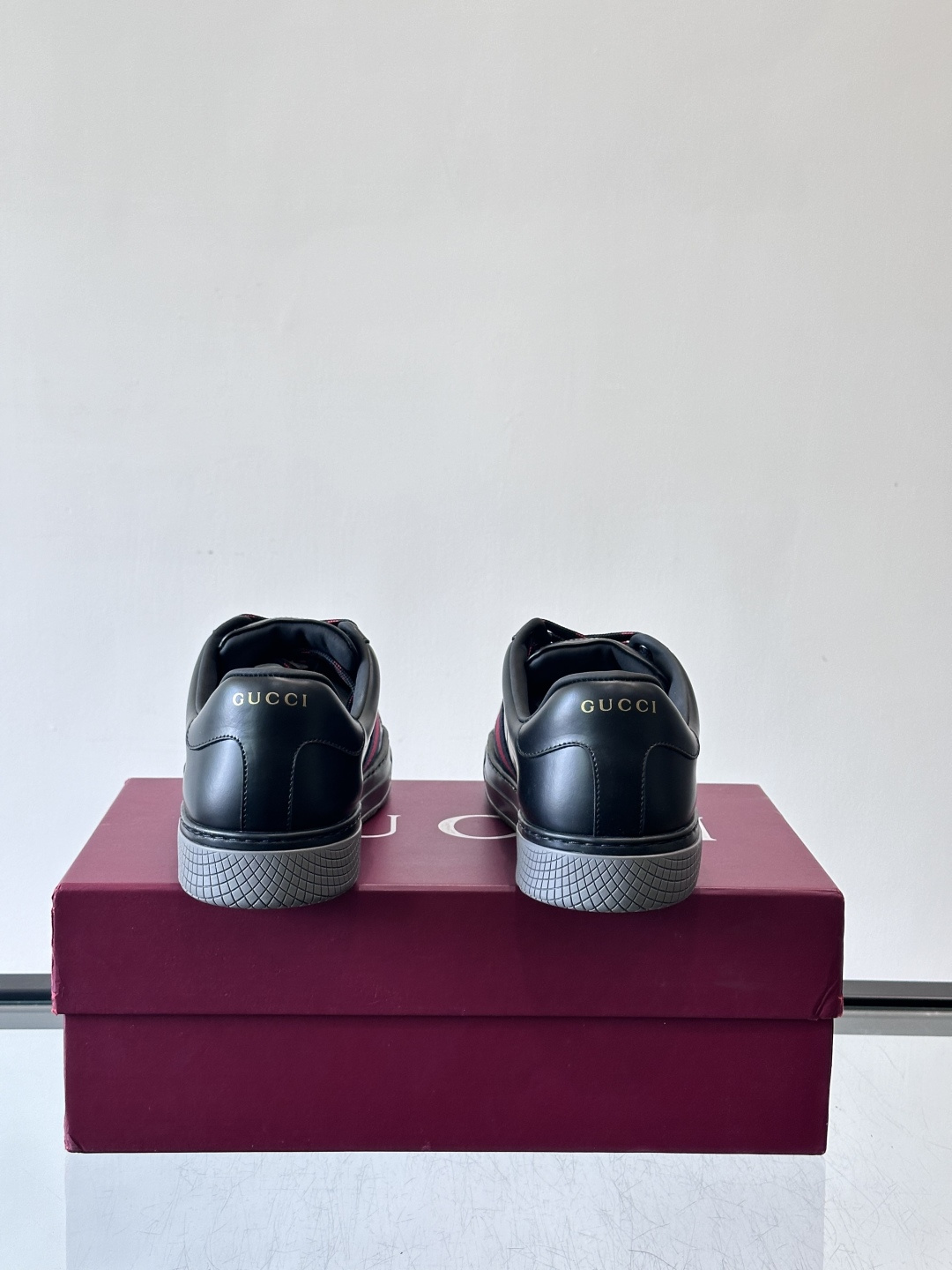 Gucci经典的复古运动鞋，采用麂皮鞋面，搭配品牌标志性的红绿织带，鞋带为红白格纹设计，鞋底为橡胶➕防滑