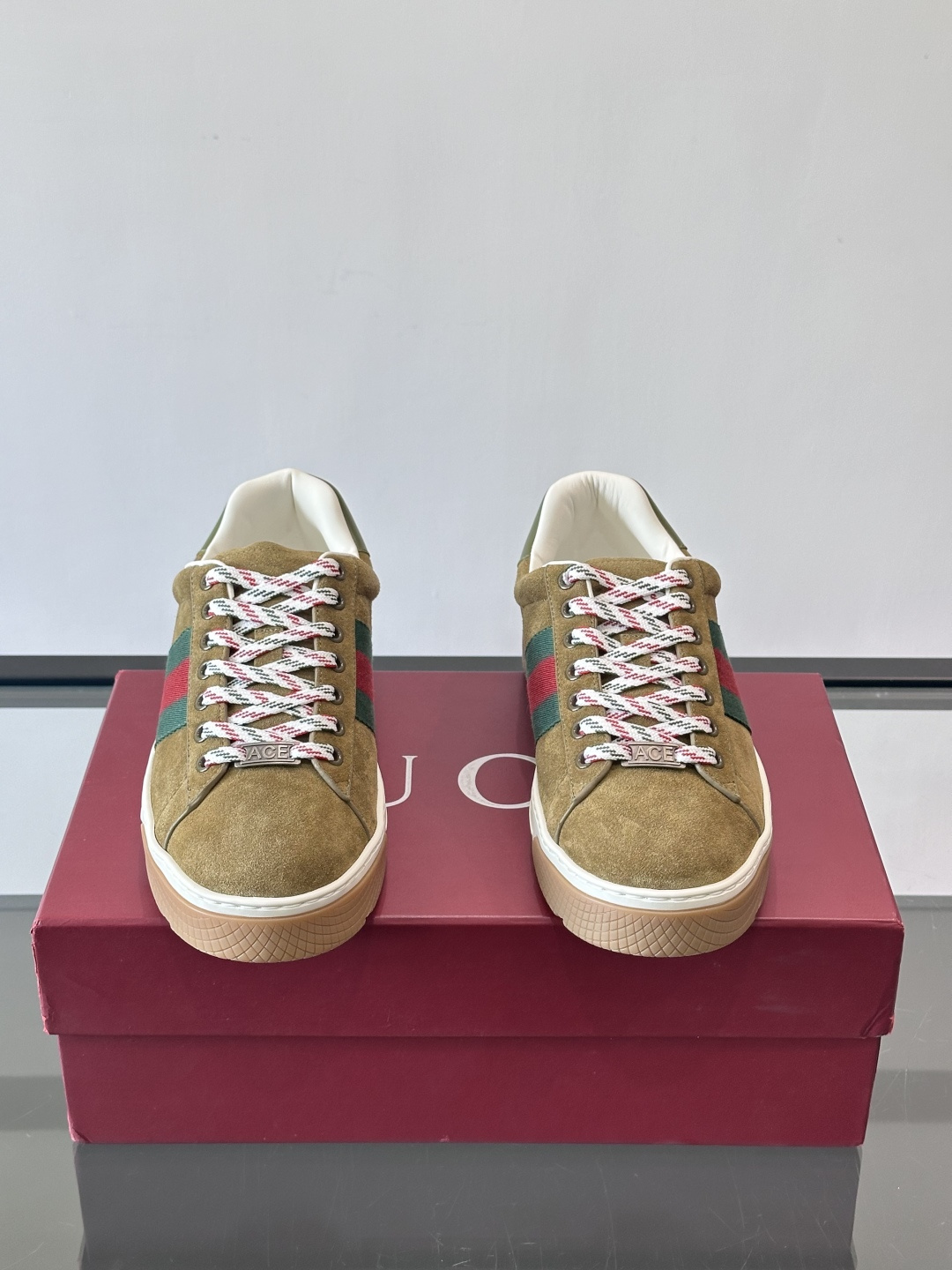 Gucci经典的复古运动鞋，采用麂皮鞋面，搭配品牌标志性的红绿织带，鞋带为红白格纹设计，鞋底为橡胶➕防滑
