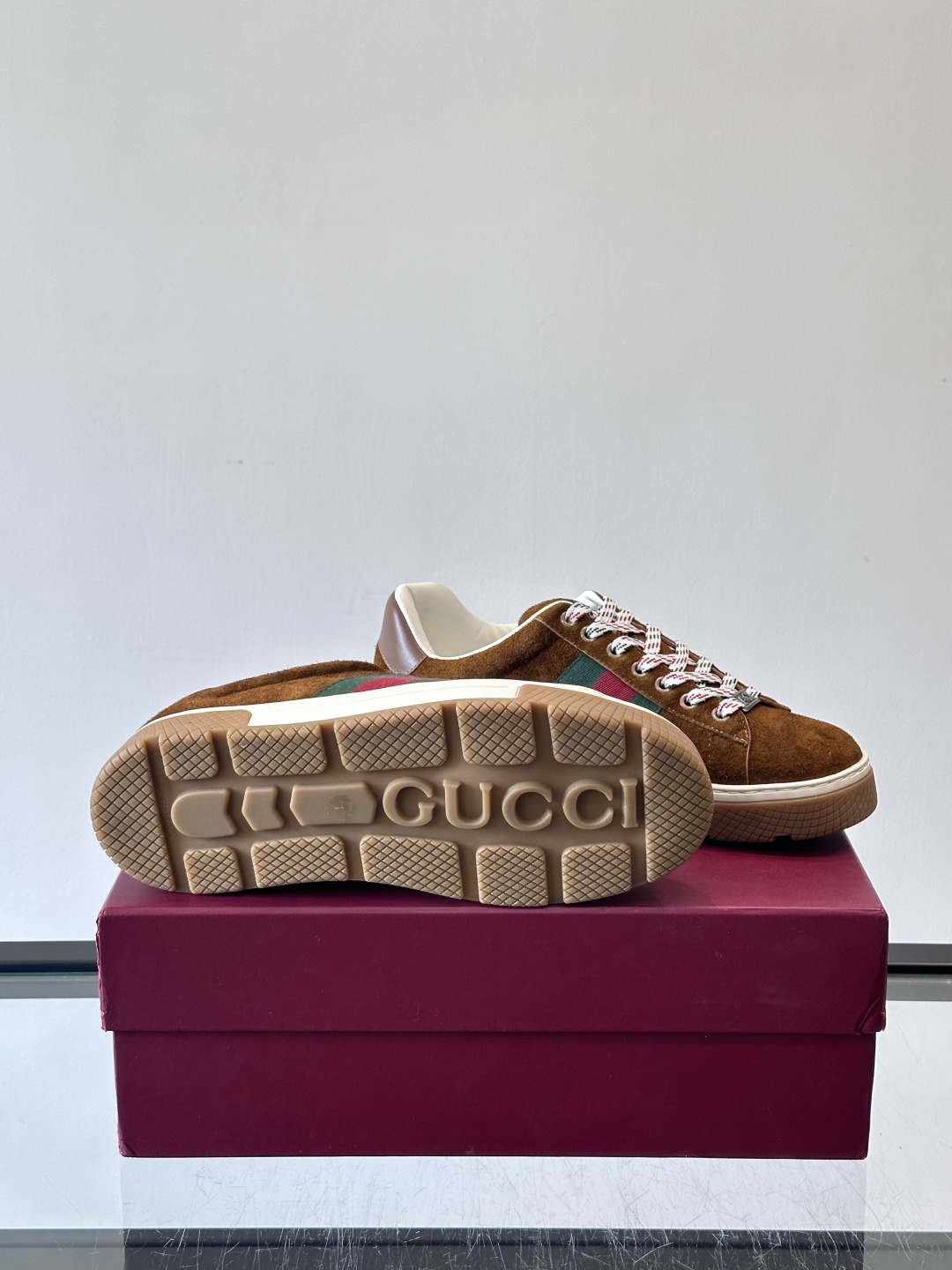 Gucci经典的复古运动鞋，采用麂皮鞋面，搭配品牌标志性的红绿织带，鞋带为红白格纹设计，鞋底为橡胶➕防滑