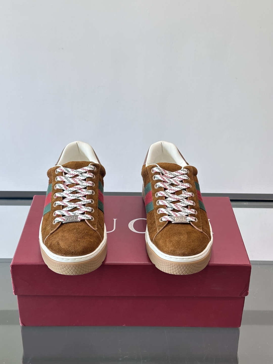 Gucci经典的复古运动鞋，采用麂皮鞋面，搭配品牌标志性的红绿织带，鞋带为红白格纹设计，鞋底为橡胶➕防滑