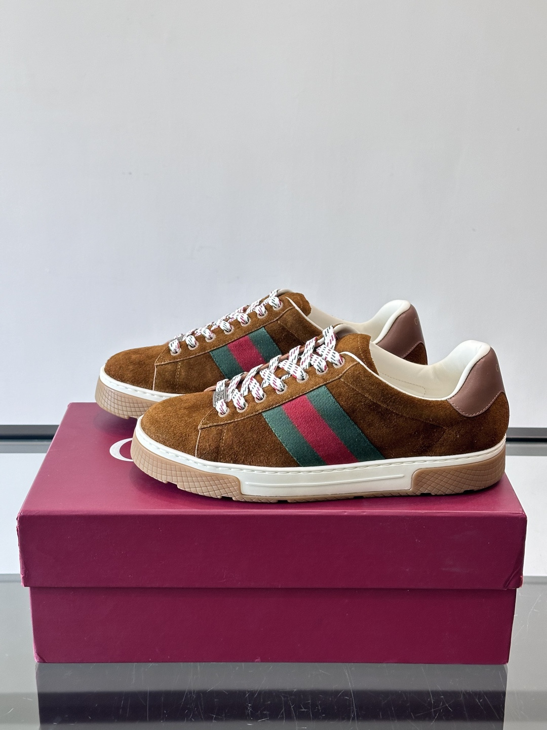 Gucci经典的复古运动鞋，采用麂皮鞋面，搭配品牌标志性的红绿织带，鞋带为红白格纹设计，鞋底为橡胶➕防滑