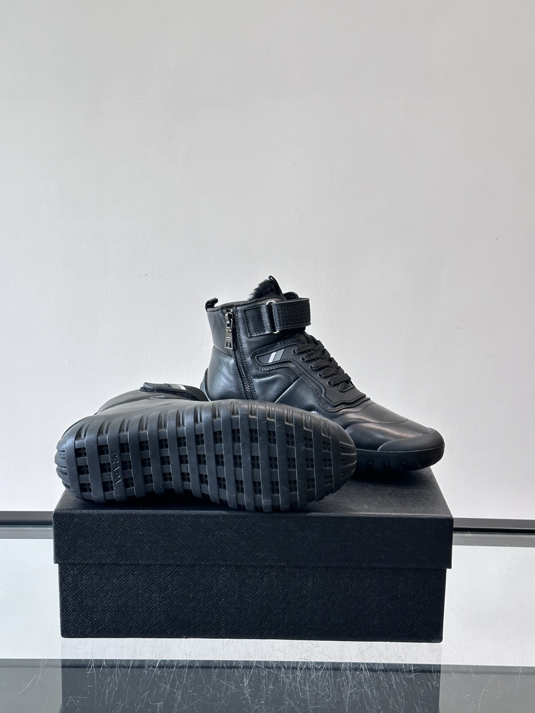 Prada～普拉达男士秋冬高帮休闲鞋，（加绒内里）高端精品系列，精工细作，原厂进口材质，鞋面为进口小牛皮