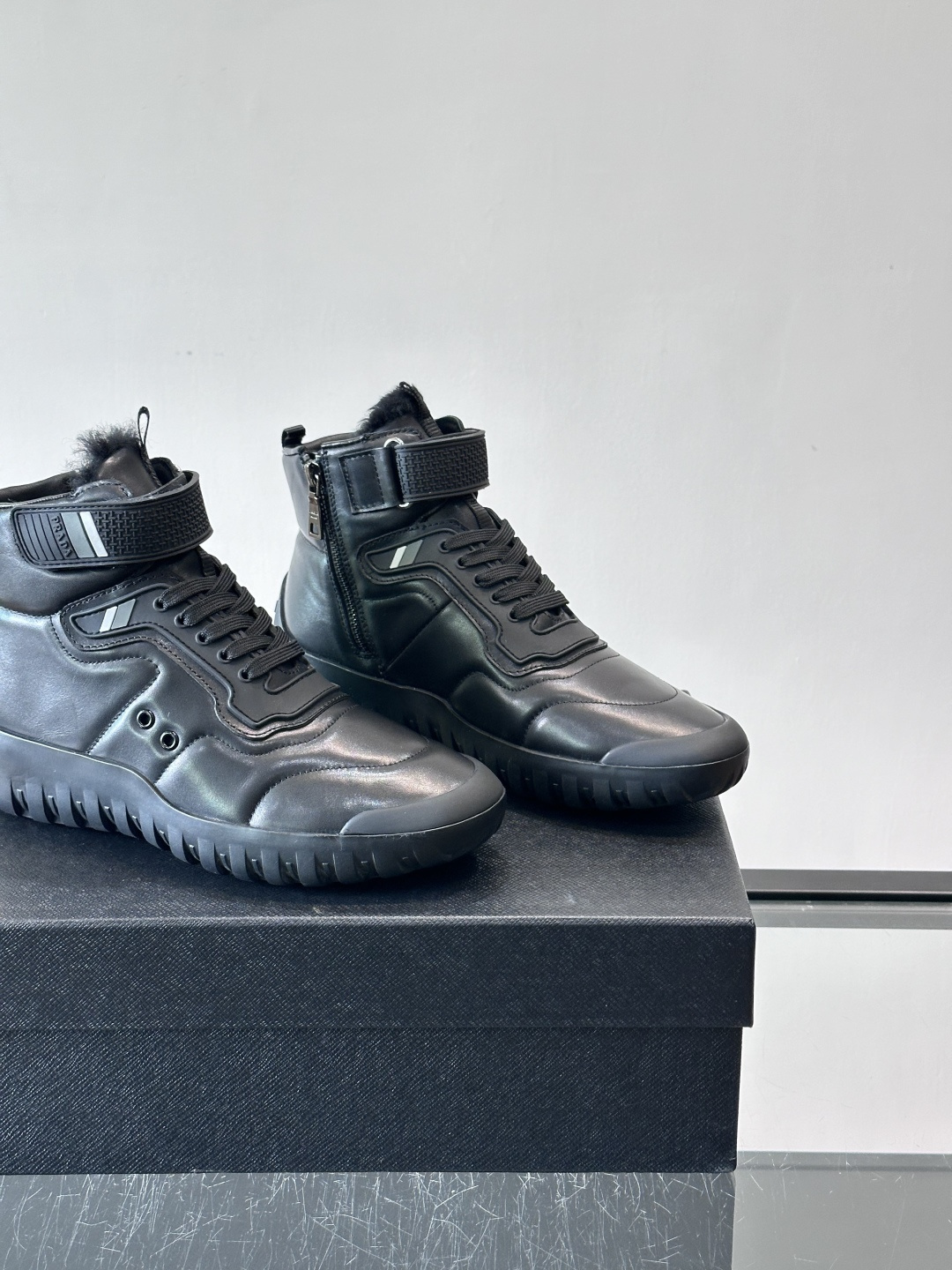 Prada～普拉达男士秋冬高帮休闲鞋，（加绒内里）高端精品系列，精工细作，原厂进口材质，鞋面为进口小牛皮