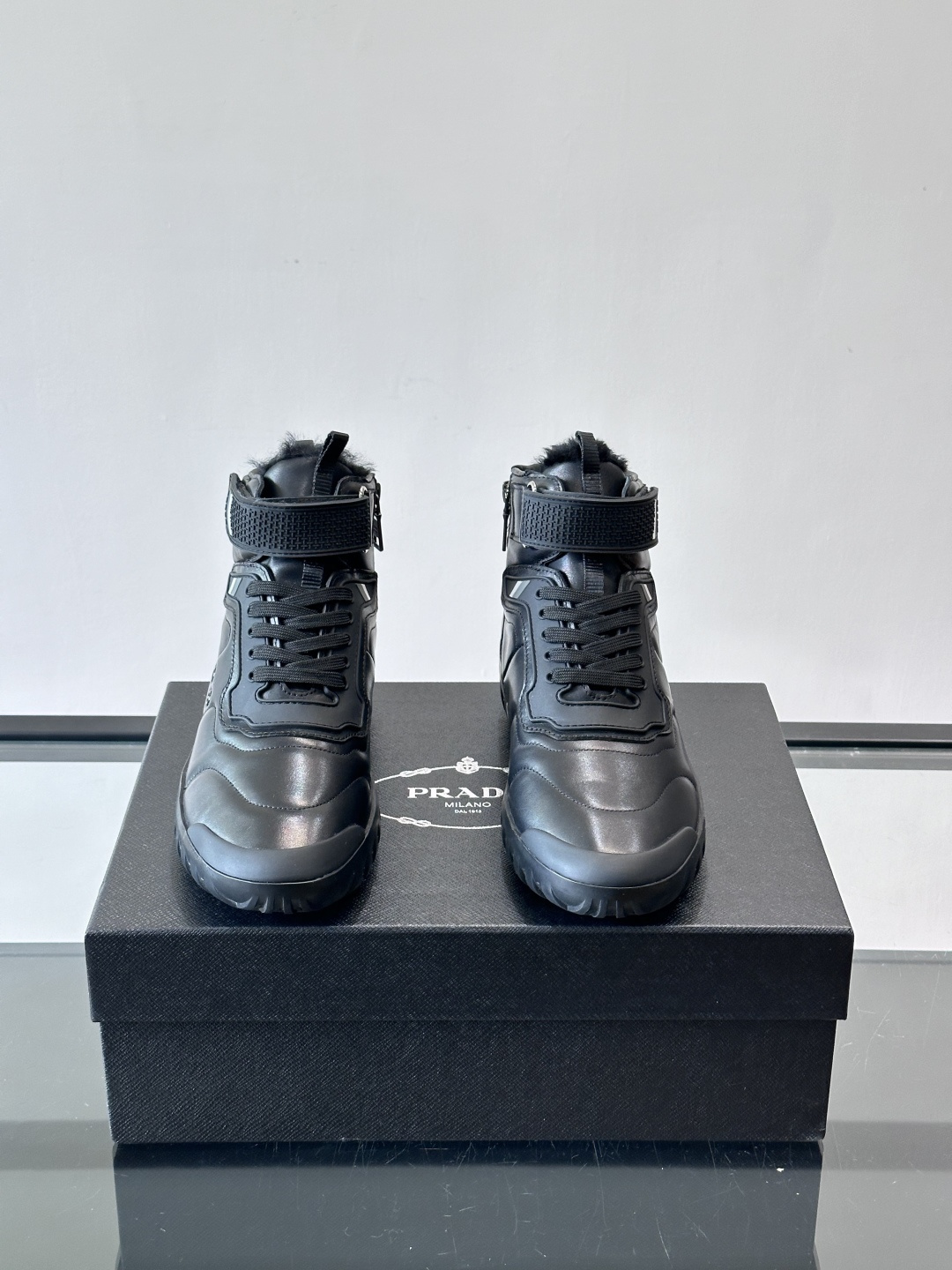 Prada～普拉达男士秋冬高帮休闲鞋，（加绒内里）高端精品系列，精工细作，原厂进口材质，鞋面为进口小牛皮