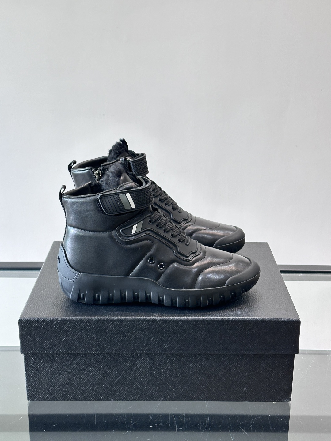 Prada～普拉达男士秋冬高帮休闲鞋，（加绒内里）高端精品系列，精工细作，原厂进口材质，鞋面为进口小牛皮