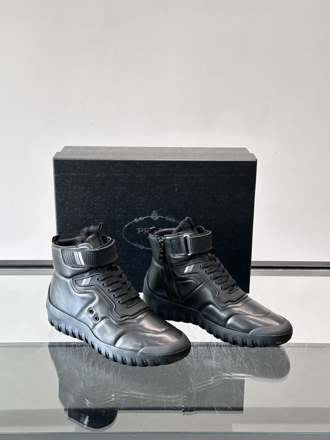 Prada～普拉达男士秋冬高帮休闲鞋，（加绒内里）高端精品系列，精工细作，原厂进口材质，鞋面为进口小牛皮