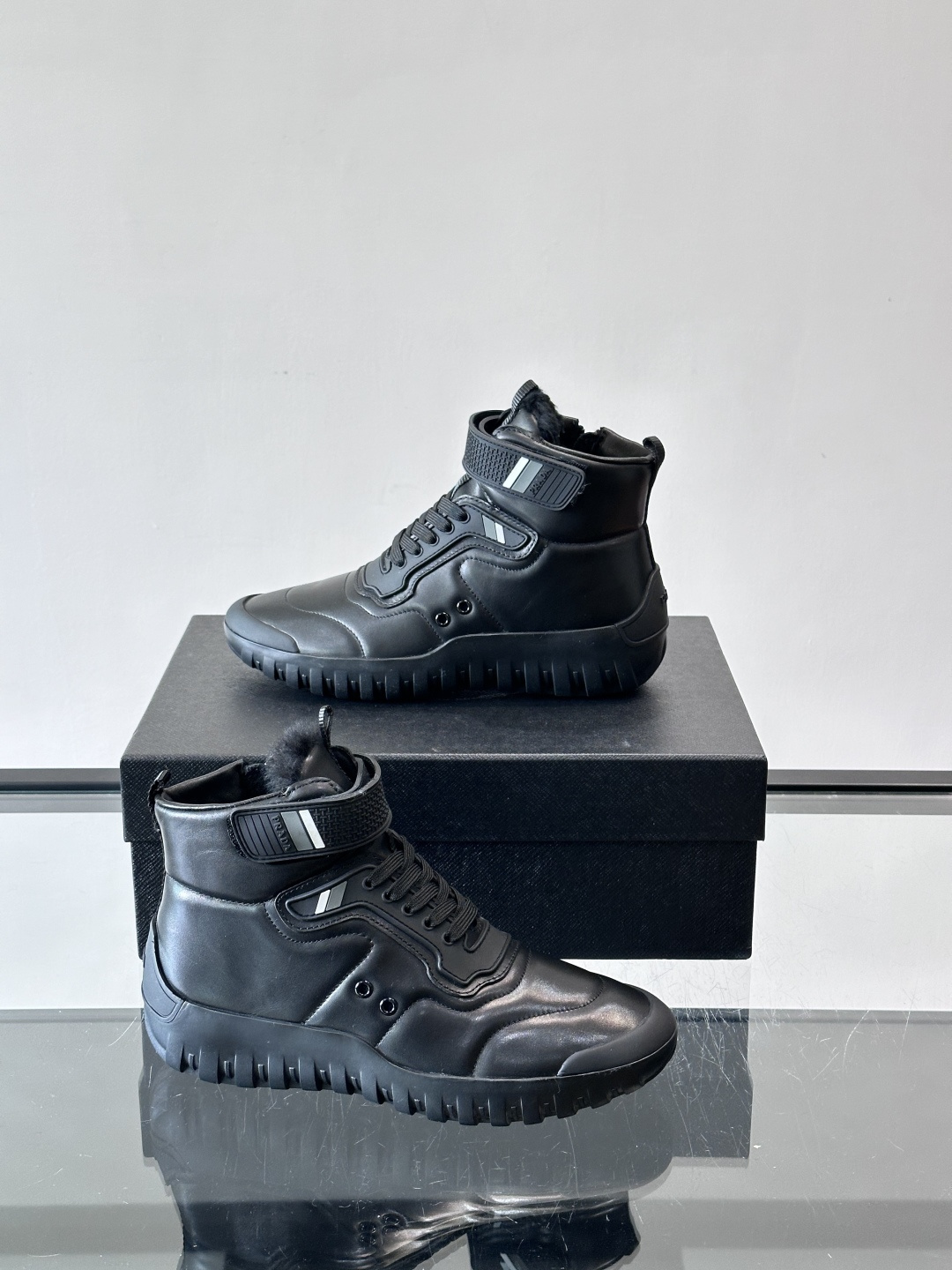 Prada～普拉达男士秋冬高帮休闲鞋，（加绒内里）高端精品系列，精工细作，原厂进口材质，鞋面为进口小牛皮