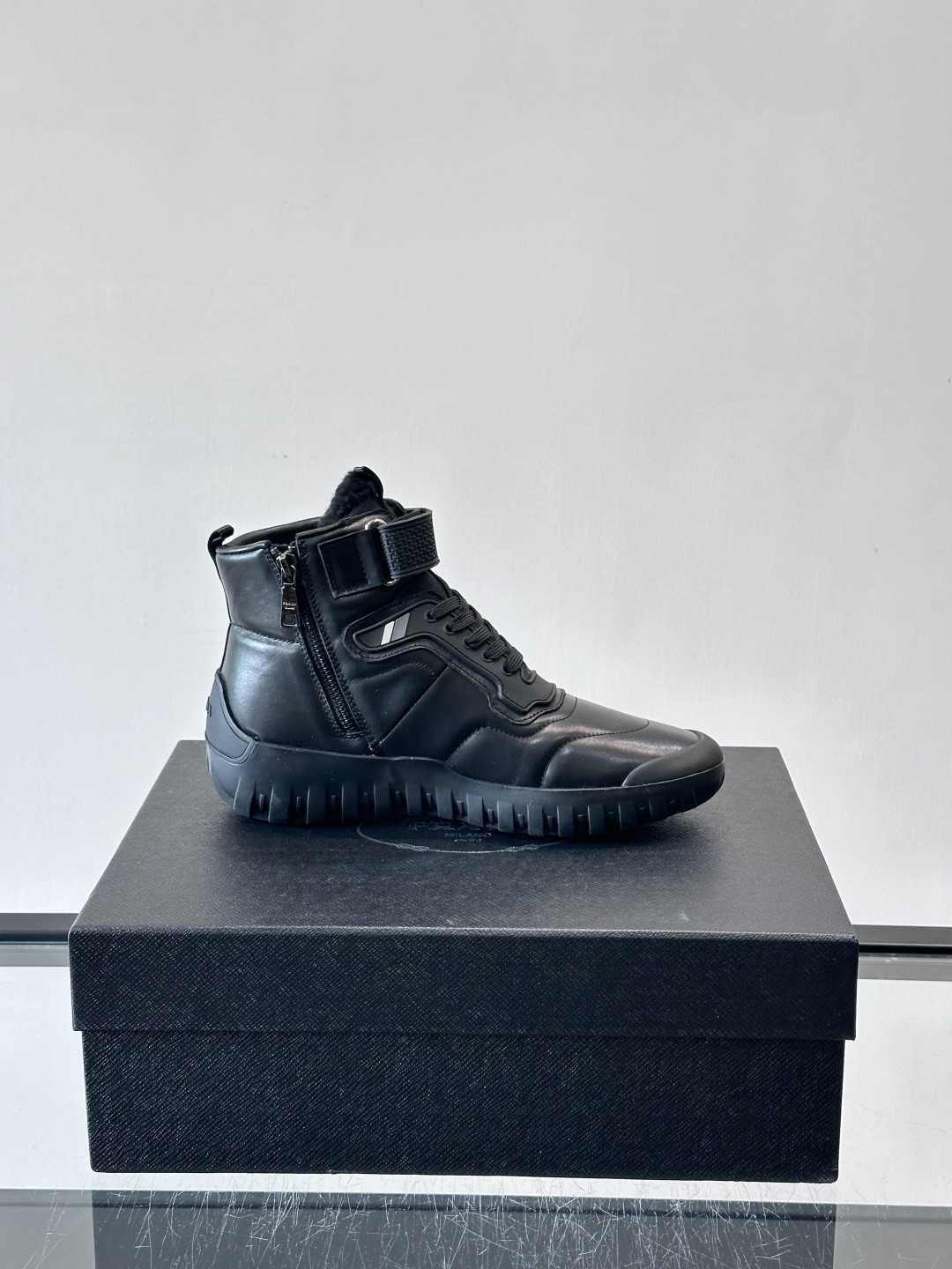 Prada～普拉达男士秋冬高帮休闲鞋，（加绒内里）高端精品系列，精工细作，原厂进口材质，鞋面为进口小牛皮