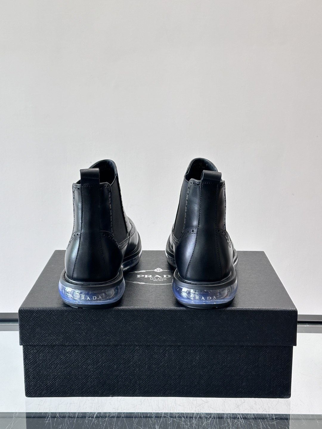 P家高端男士秋冬气垫高帮靴，进口头层牛皮打造，水染牛皮内里，原版气垫减震耐磨橡胶底，脚感舒适，高端大气！