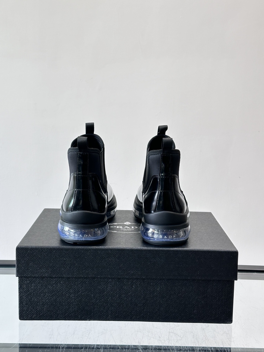 P家高端男士秋冬气垫高帮靴，进口头层牛皮打造，水染牛皮内里，原版气垫减震耐磨橡胶底，脚感舒适，高端大气！