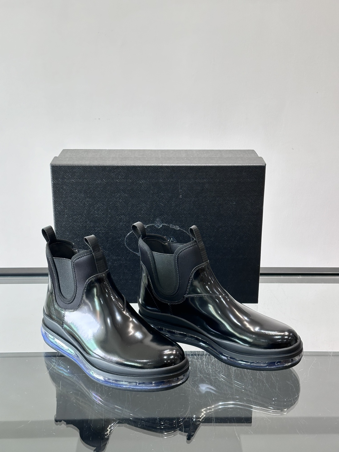 P家高端男士秋冬气垫高帮靴，进口头层牛皮打造，水染牛皮内里，原版气垫减震耐磨橡胶底，脚感舒适，高端大气！