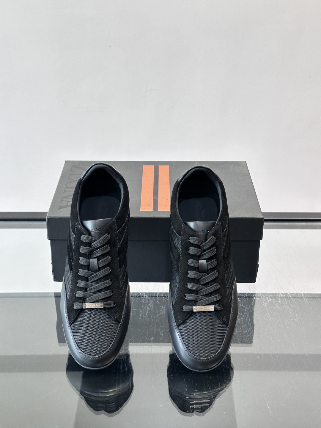 杰尼亚男士休闲运动鞋，麂皮+橡胶鞋底，简约复古又百搭！鞋面双条纹设计，品牌辨识度满分。轻便舒适，通勤休闲