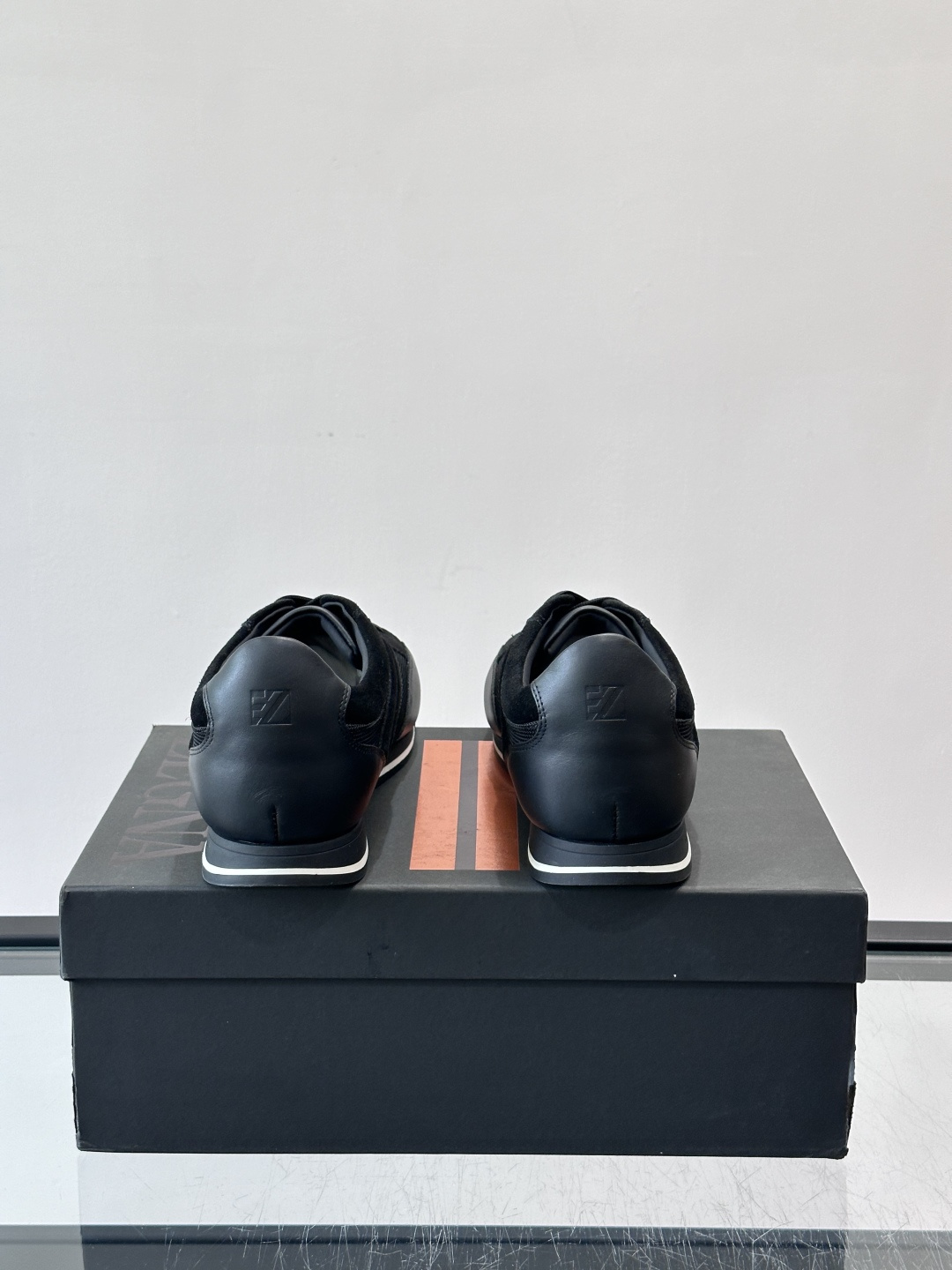 杰尼亚男士休闲运动鞋，麂皮+橡胶鞋底，简约复古又百搭！鞋面双条纹设计，品牌辨识度满分。轻便舒适，通勤休闲