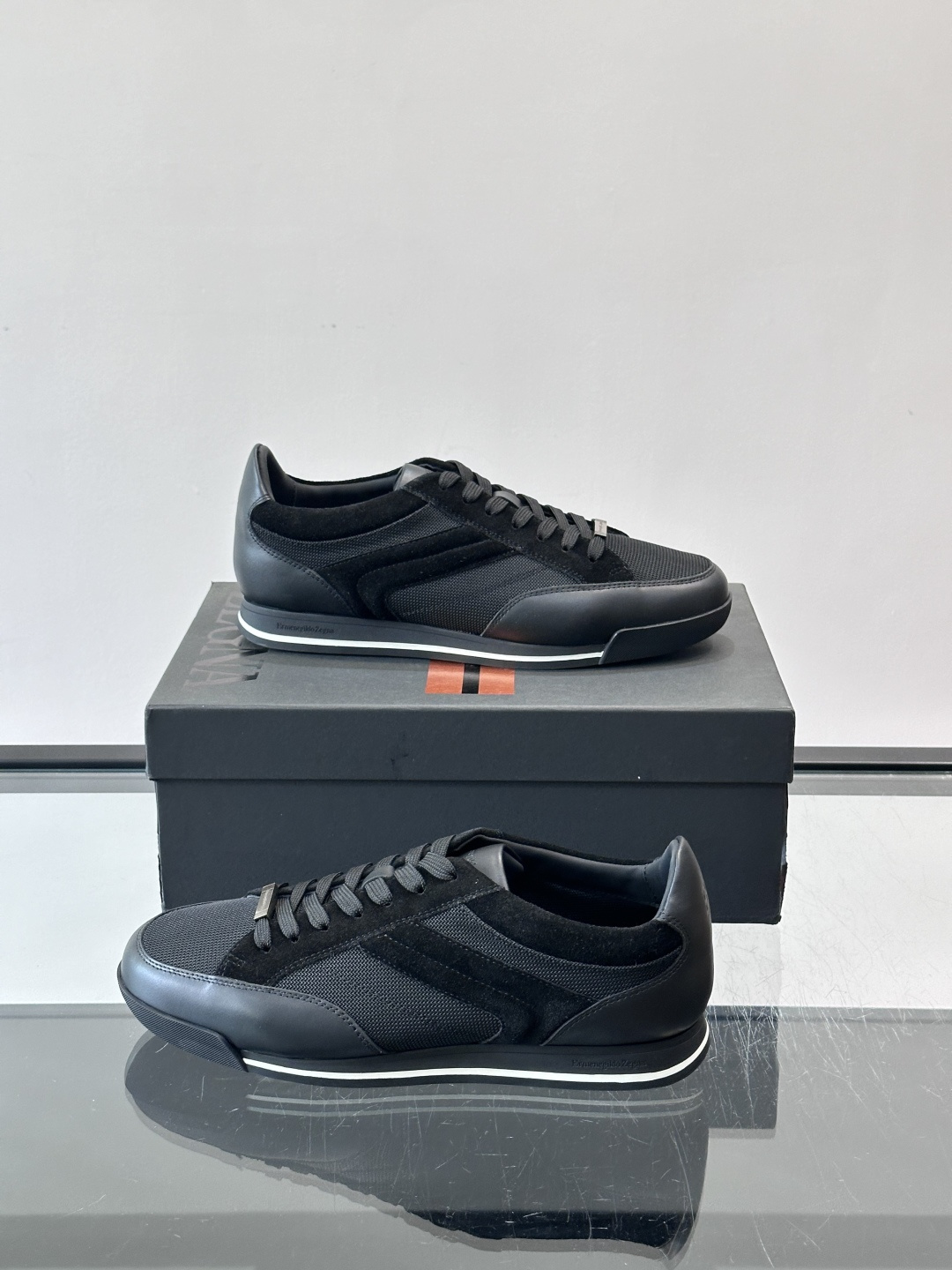 杰尼亚男士休闲运动鞋，麂皮+橡胶鞋底，简约复古又百搭！鞋面双条纹设计，品牌辨识度满分。轻便舒适，通勤休闲