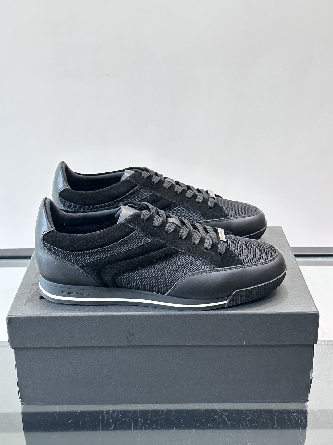 杰尼亚男士休闲运动鞋，麂皮+橡胶鞋底，简约复古又百搭！鞋面双条纹设计，品牌辨识度满分。轻便舒适，通勤休闲