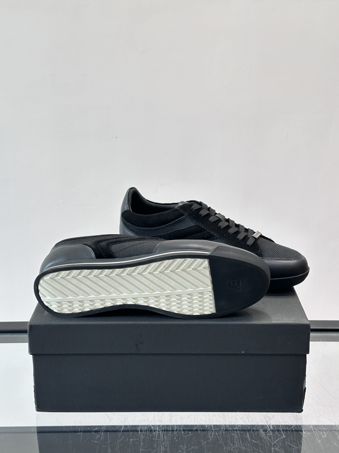 杰尼亚男士休闲运动鞋，麂皮+橡胶鞋底，简约复古又百搭！鞋面双条纹设计，品牌辨识度满分。轻便舒适，通勤休闲