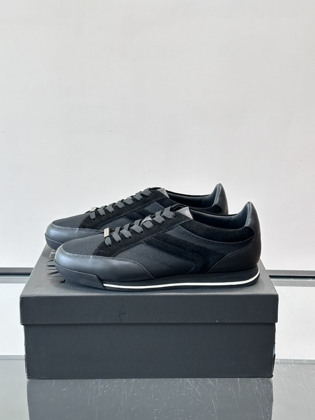 杰尼亚男士休闲运动鞋，麂皮+橡胶鞋底，简约复古又百搭！鞋面双条纹设计，品牌辨识度满分。轻便舒适，通勤休闲