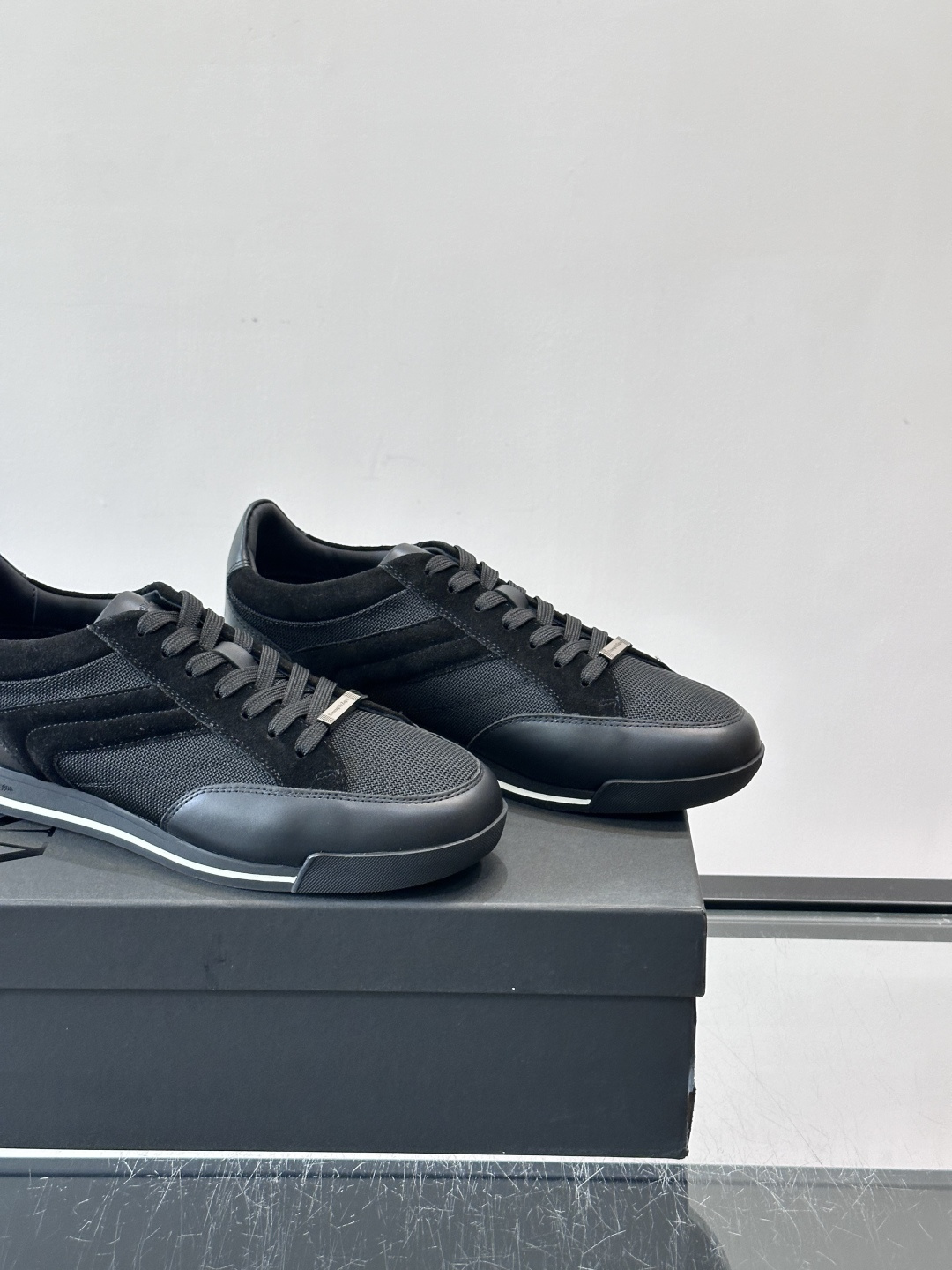 杰尼亚男士休闲运动鞋，麂皮+橡胶鞋底，简约复古又百搭！鞋面双条纹设计，品牌辨识度满分。轻便舒适，通勤休闲