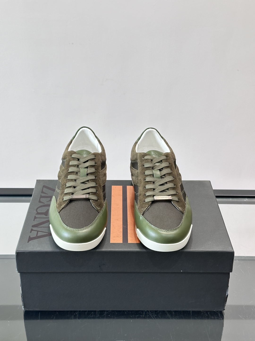 杰尼亚男士休闲运动鞋，麂皮+橡胶鞋底，简约复古又百搭！鞋面双条纹设计，品牌辨识度满分。轻便舒适，通勤休闲