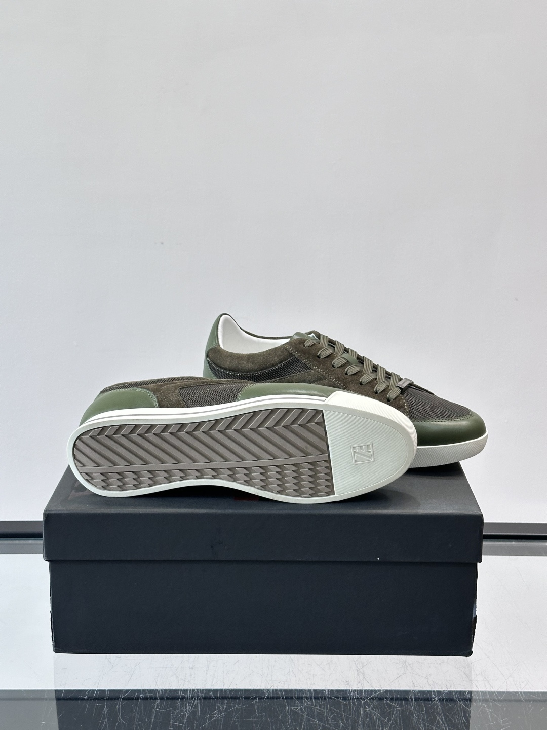 杰尼亚男士休闲运动鞋，麂皮+橡胶鞋底，简约复古又百搭！鞋面双条纹设计，品牌辨识度满分。轻便舒适，通勤休闲