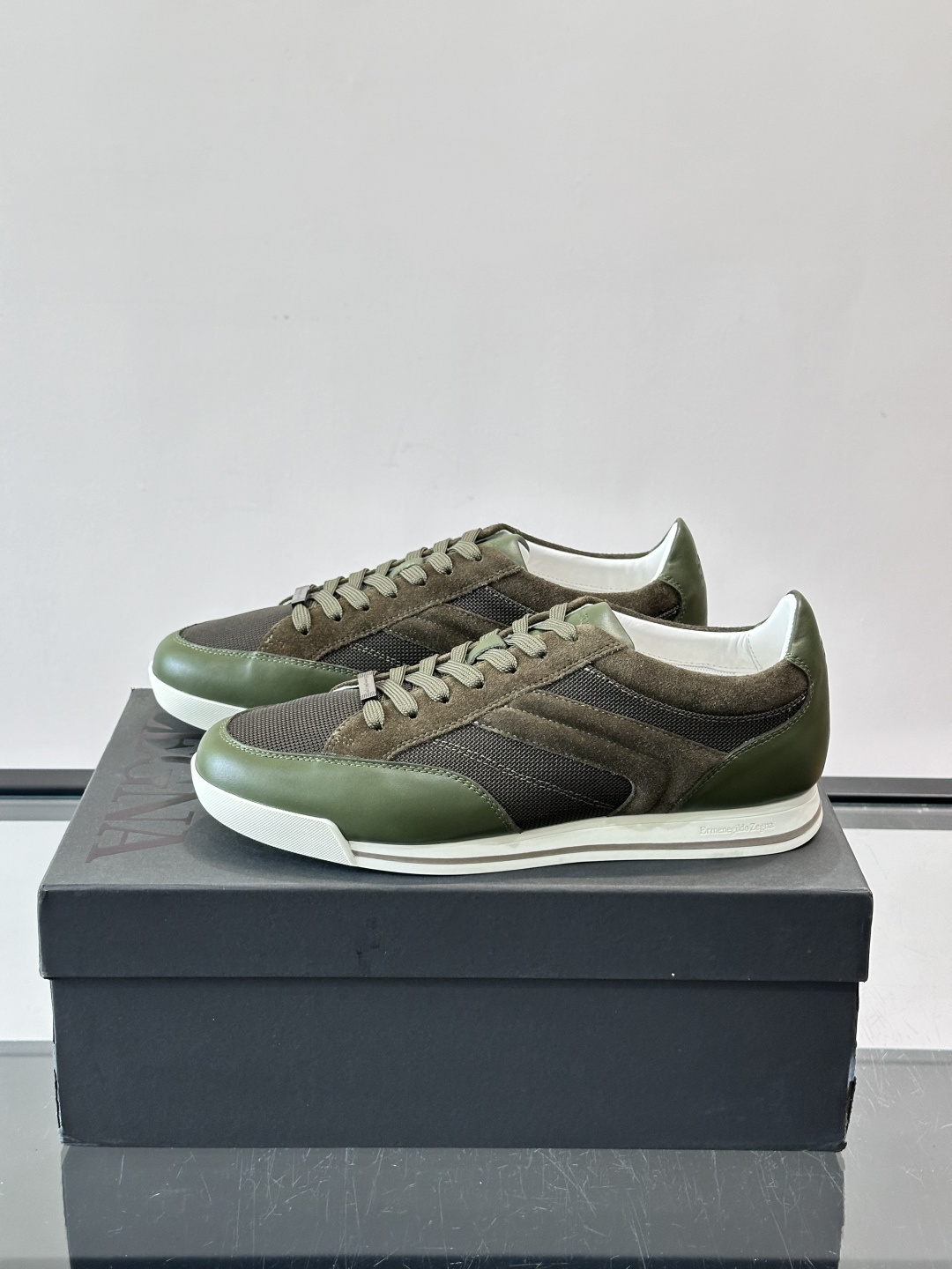 杰尼亚男士休闲运动鞋，麂皮+橡胶鞋底，简约复古又百搭！鞋面双条纹设计，品牌辨识度满分。轻便舒适，通勤休闲